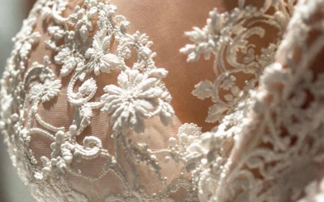 Tarif pressing robe de mariée : combien coûte le nettoyage professionnel de votre tenue nuptiale